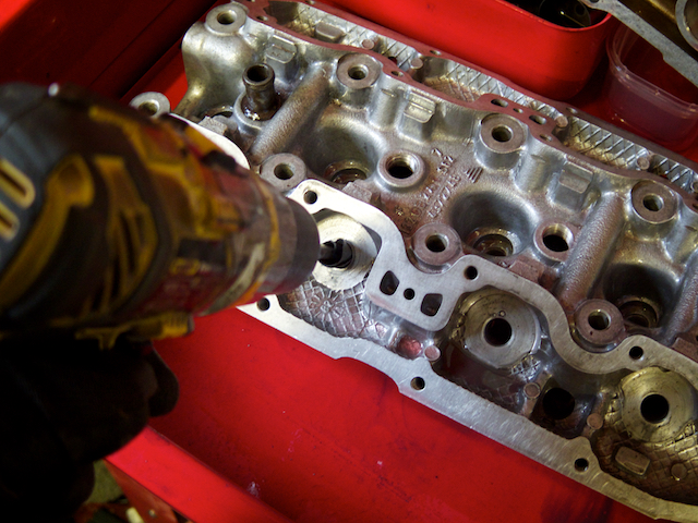 Deburring and cleaning up the guide bores with 400 grade