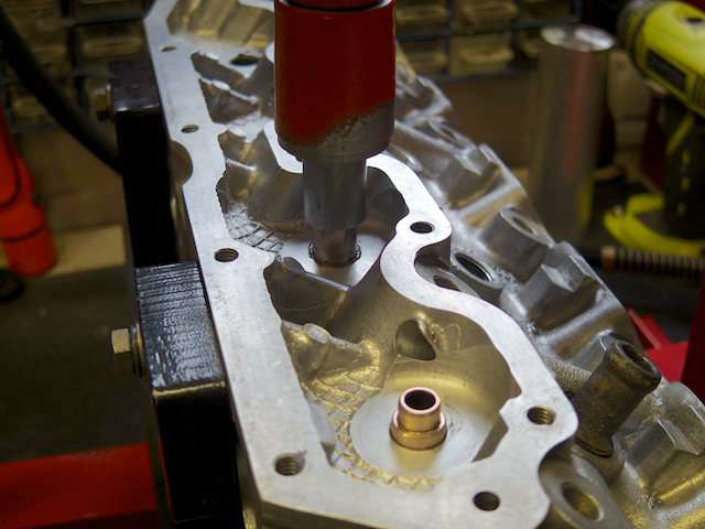 Very satisfying to 'feel' the guide gradually squeeze in as the press pump handle is worked!