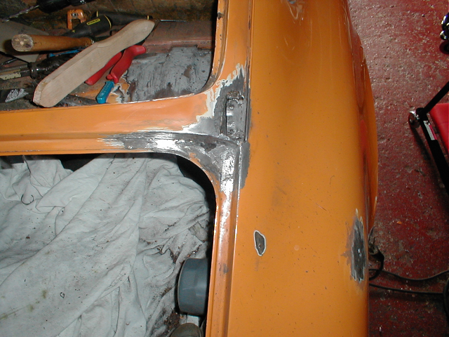 With the shelf corner fixed, I could reconstruct the internal seam. Its quite a complex area where several panels (shelf, inner wing, rear wing and roof, sunroof drains) all meet. Its apparently a 'rear wing off' job in many cases.